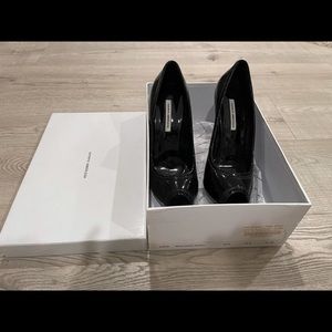 Black patent leather peep toe pump USED